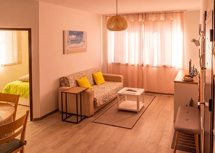 Cozy 1-Bedroom Apartment 5 Min From The Beach